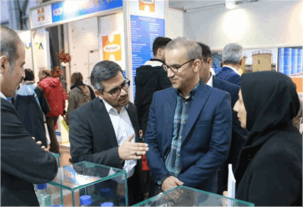 巴曼月 19 日星期三，伊朗甲醇工作组与媒体举行的新闻发布会在布什尔省 Zinda Yadeh Shahriar Jahormi 住宅区举行，来自布什尔省知名国家和地方媒体的记者出席。